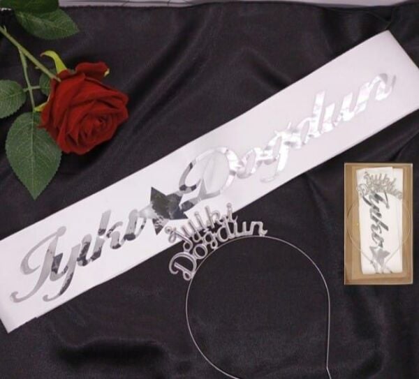 SET TAÇ METAL KUŞAK İYİKİ D.BEYAZ ZEMİN GÜMÜŞ YAZI