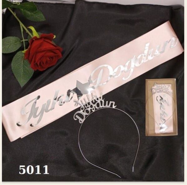 SET TAÇ METAL KUŞAK İYİKİ D.PEMBE ZEMİN GÜMÜŞ YAZI