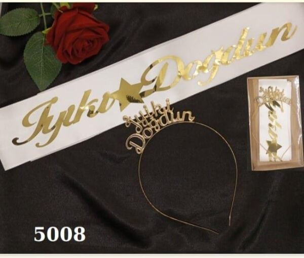 SET TAÇ METAL KUŞAK İYİKİ D.BEYAZ ZEMİN ALTIN YAZI