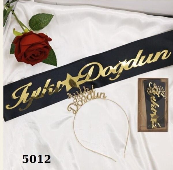 SET TAÇ METAL KUŞAK İYİKİ D.SİYAH ZEMİN GOLD YAZI